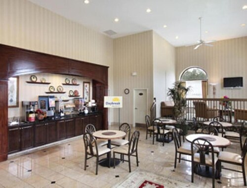 Days Inn & Suites by Wyndham Columbia Airport