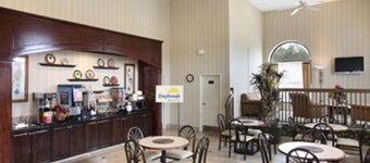 Days Inn & Suites by Wyndham Columbia Airport