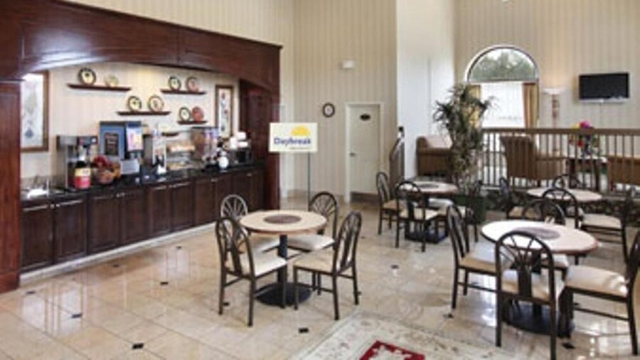 Days Inn & Suites by Wyndham Columbia Airport