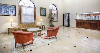 Days Inn & Suites by Wyndham Columbia Airport