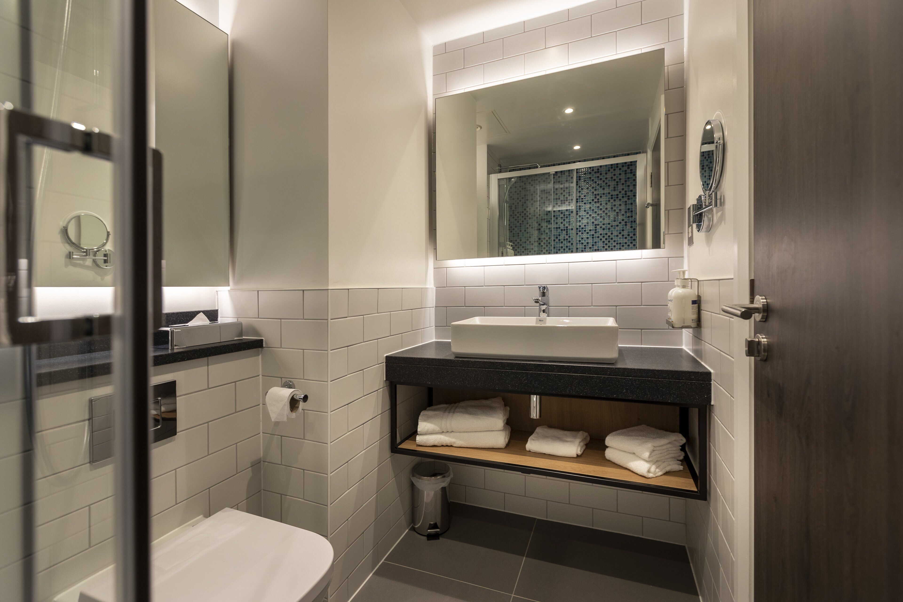 combined shower/bathtub, hair dryer, towels