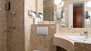 Un bagno moderno con doccia, lavandino e water.