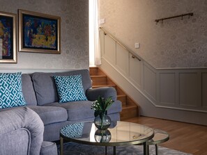 Suite, 1 King Bed, Non Smoking | In-room safe, individually decorated, individually furnished, desk
