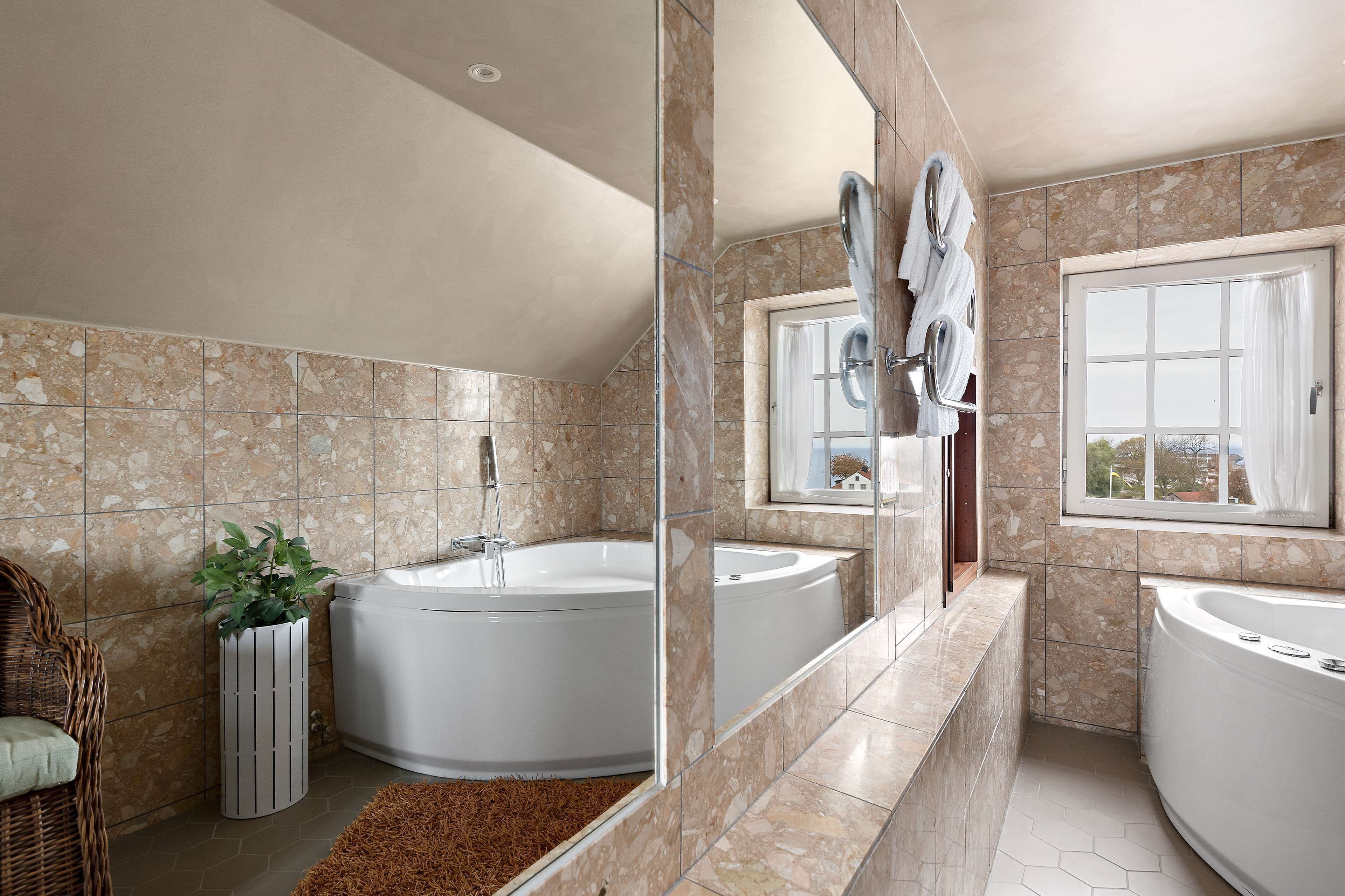 suite, 1 king bed, non smoking | bathroom | shower, hair dryer, towels