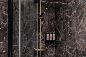 Suite, Berbilang Katil, Non Smoking, Sea View (Living Room) | Bilik Mandi | Pancuran mandi, pengering rambut, tuala disediakan 