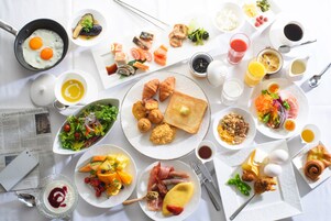 Una mesa con una variedad de platos y bebidas para el desayuno.