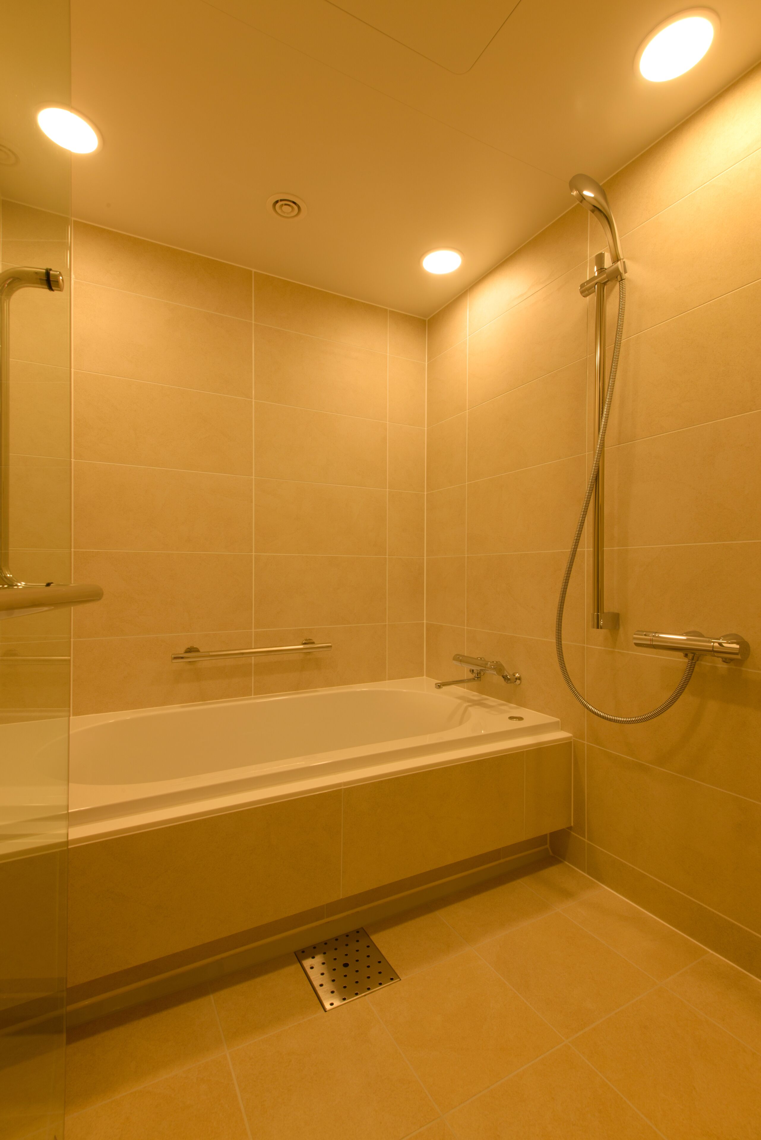 Et moderne badeværelse med badekar, bruseniche og toilet.
