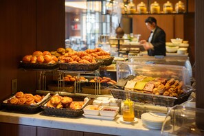 Daily buffet breakfast (JPY 3231 per person)