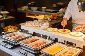 Petit déjeuner buffet servi tous les jours en supplément