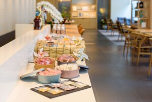 Una mesa de buffet con diversos alimentos y condimentos.