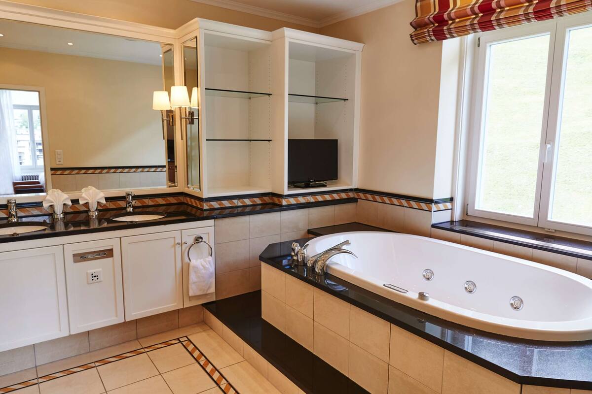 1 bedroom, hypo-allergenic bedding, minibar, in-room safe