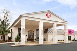 Front of property - Ramada Plaza & Conf Center by Wyndham Louisville (Louisville)