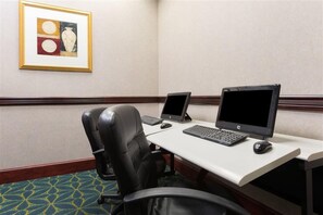 Business centre - Ramada Plaza & Conf Center by Wyndham Louisville (Louisville)