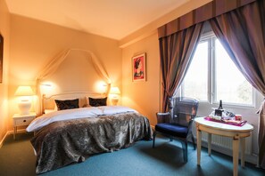 Dobbeltrom – deluxe, 1 kingsize-seng | Allergitestet sengetøy, safe på rommet, skrivebord og strykejern/-brett