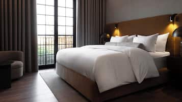 Ropa de cama hipoalergénica y caja de seguridad en la habitación