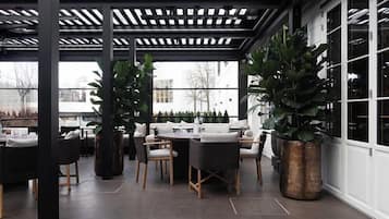 Lunch and dinner served