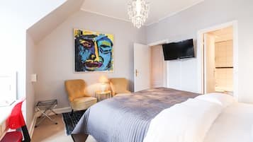 Deluxe Double Room, 1 King Bed | Living area | TV