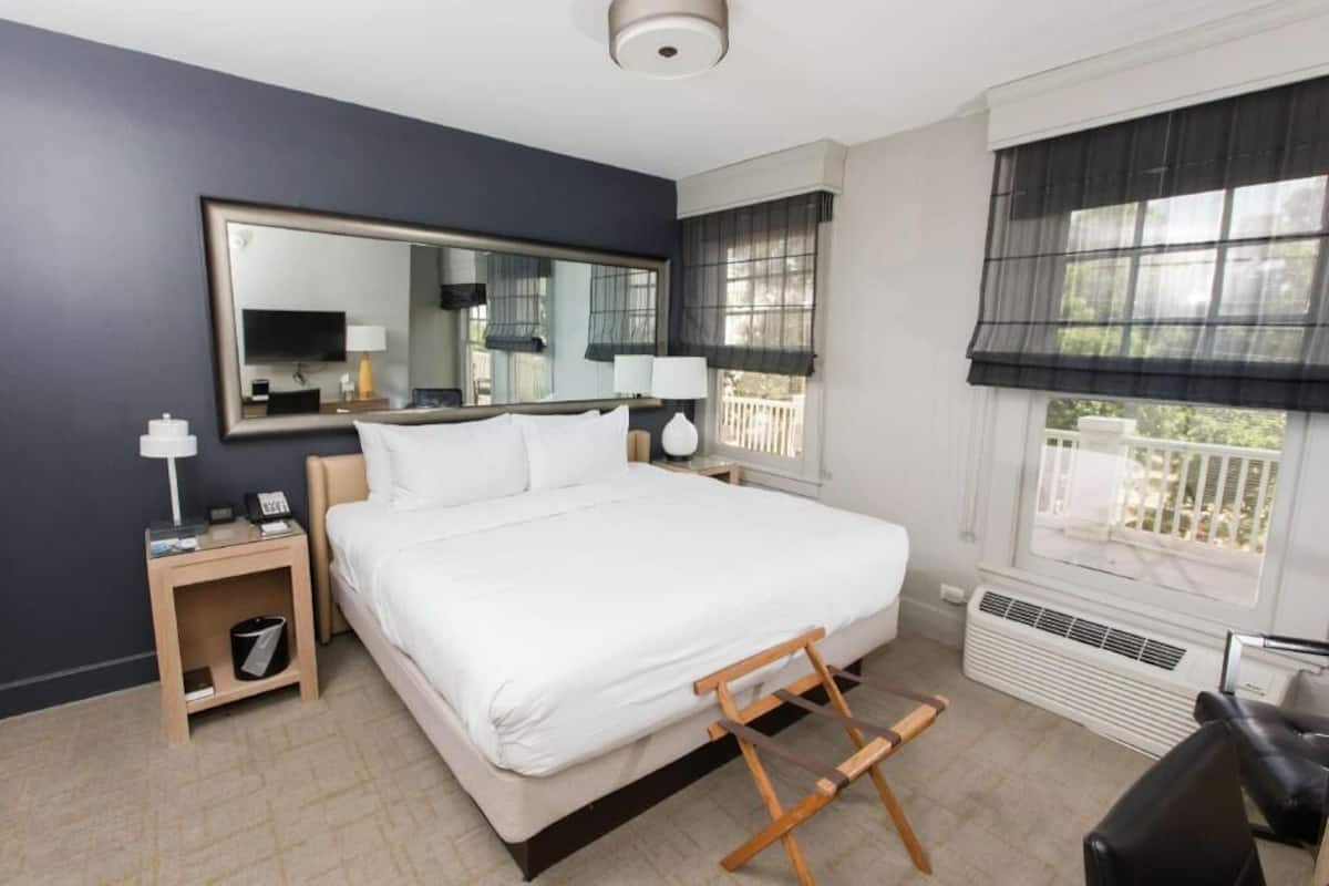 Premium bedding, in-room safe, free WiFi, bed sheets