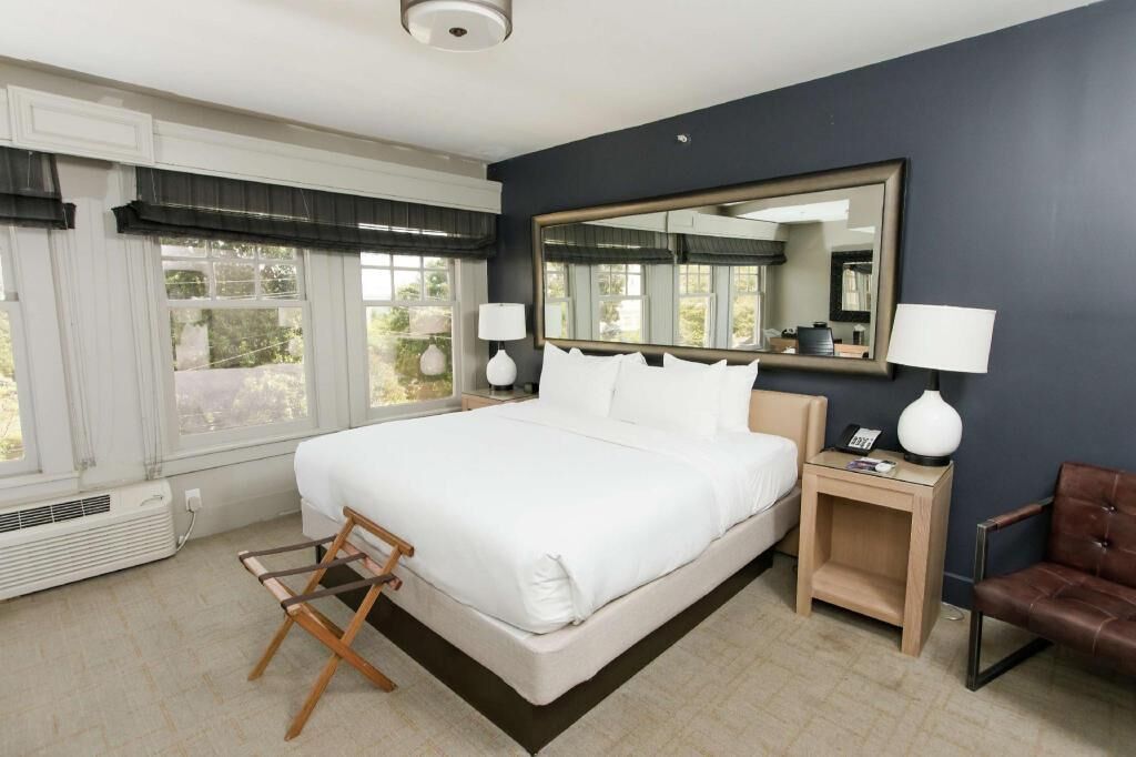 Premium bedding, in-room safe, free WiFi, bed sheets