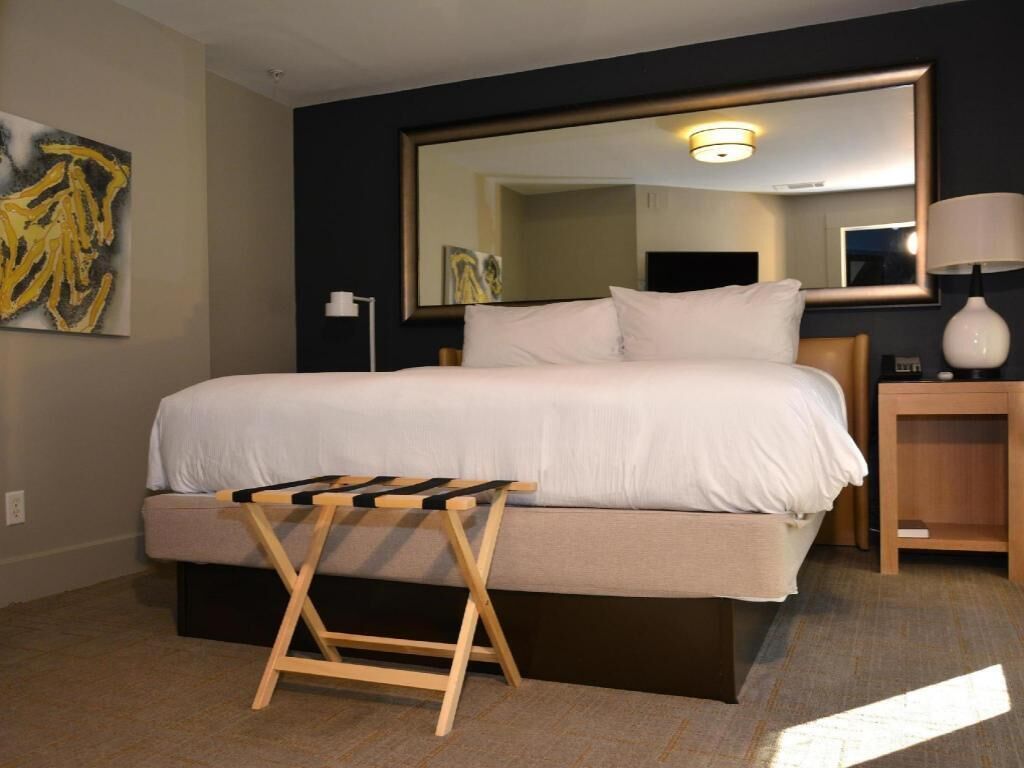 Premium bedding, in-room safe, free WiFi, bed sheets