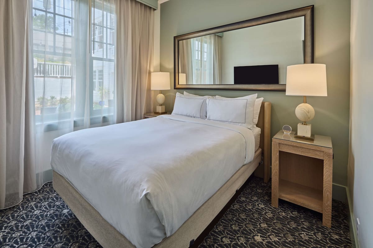 Suite, 1 Queen Bed | Premium bedding, in-room safe, free WiFi, bed sheets