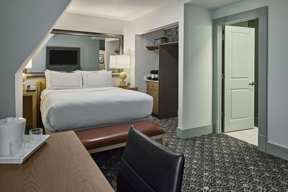 Premium bedding, in-room safe, free WiFi, bed sheets