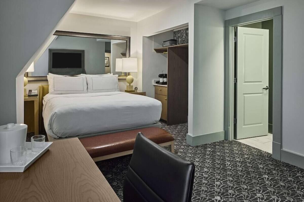 Premium bedding, in-room safe, free WiFi, bed sheets