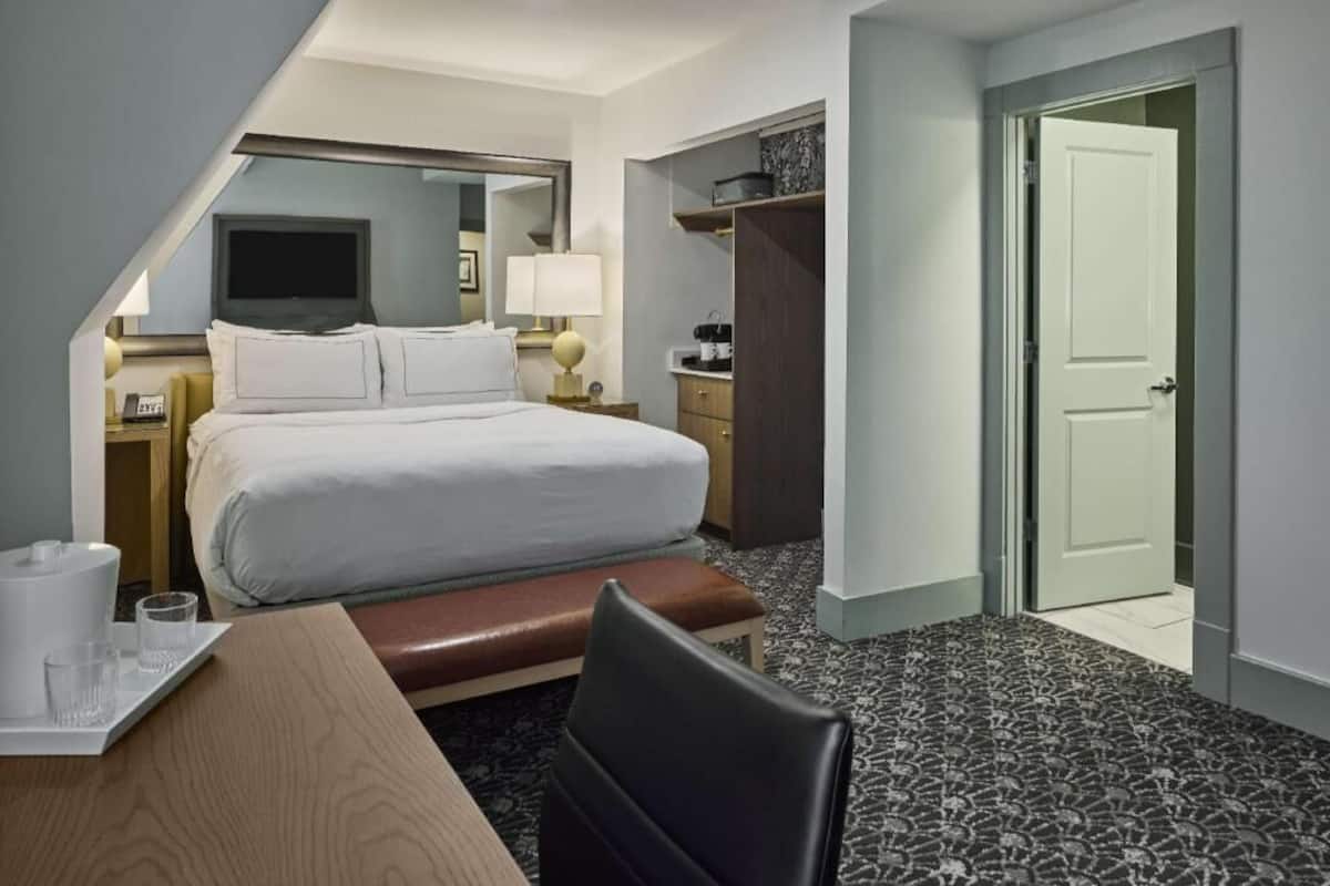 Premium bedding, in-room safe, free WiFi, bed sheets