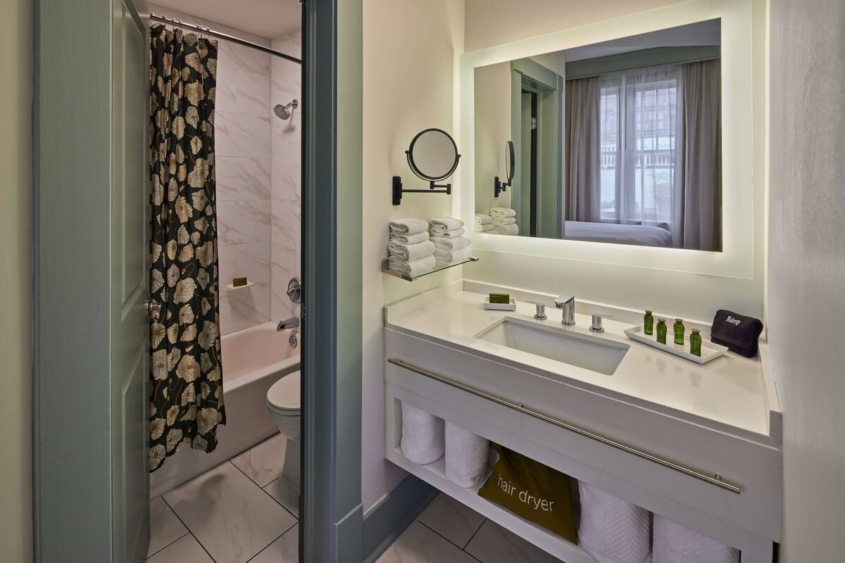 suite, 1 queen bed | bathroom | combined shower/bathtub, free toiletries, towels, shampoo