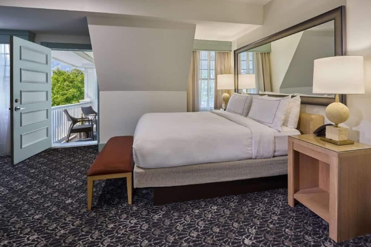 Premium bedding, in-room safe, free WiFi, bed sheets