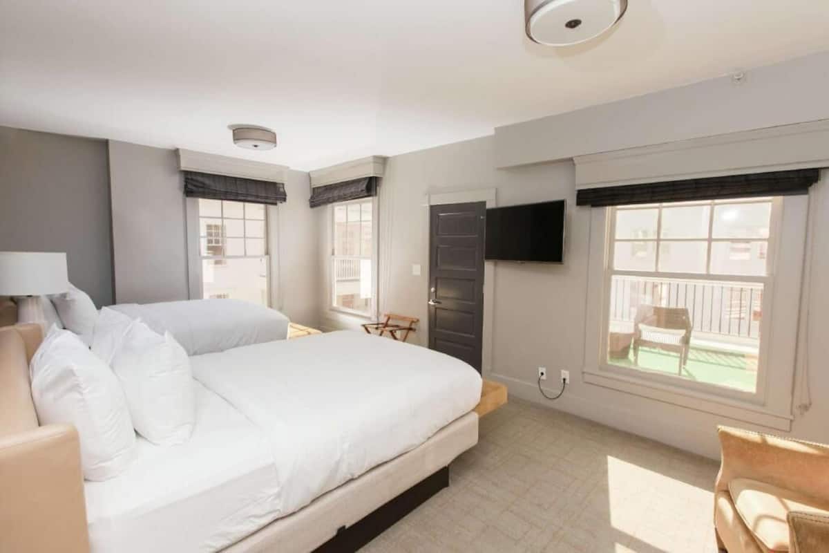 Premium bedding, in-room safe, free WiFi, bed sheets