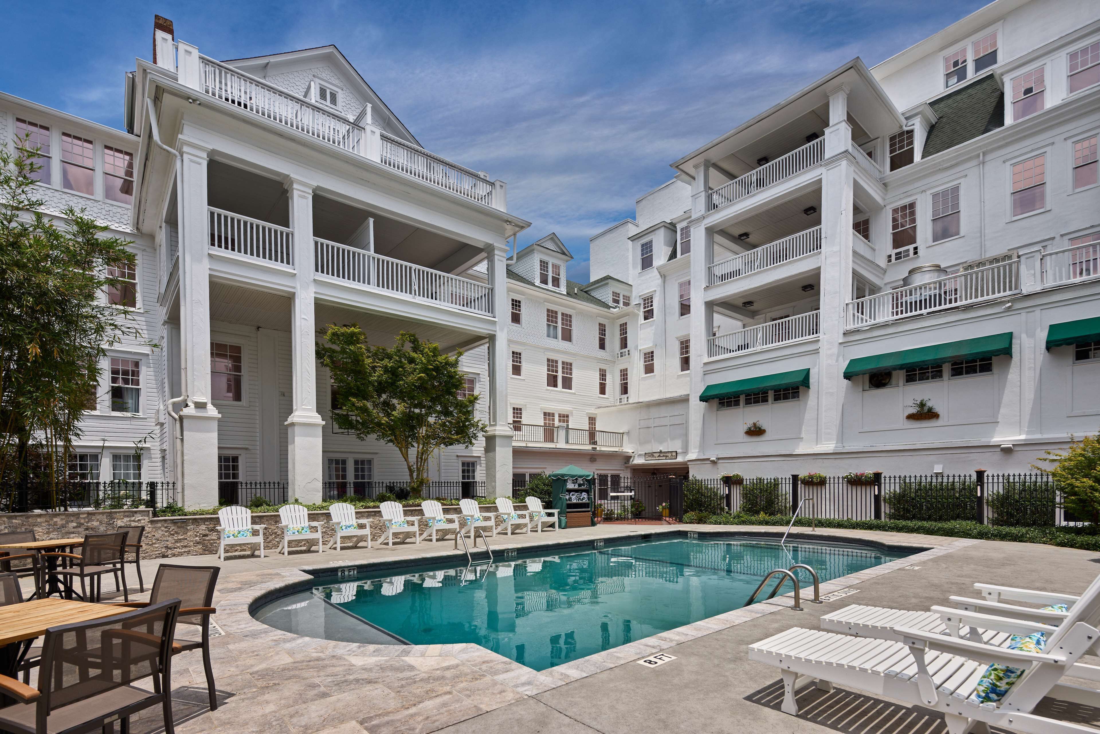Una piscina al aire libre de temporada