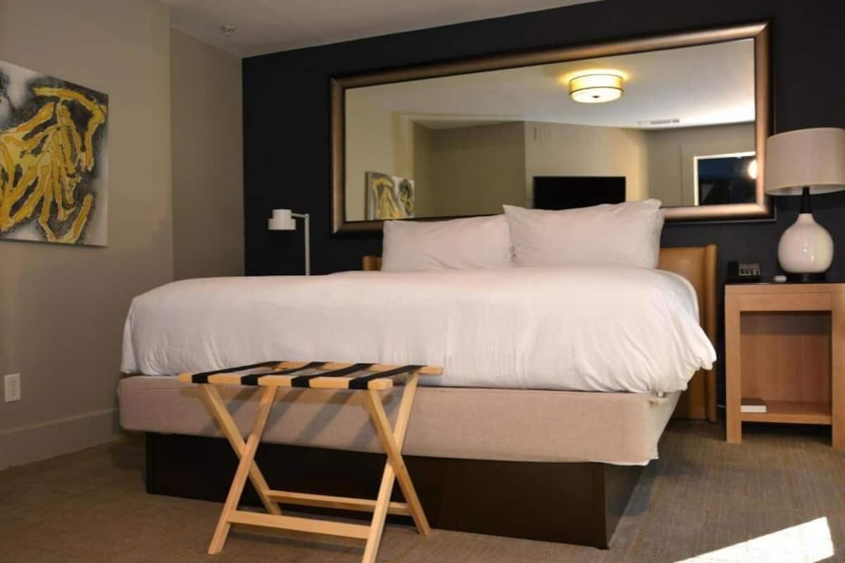 Premium bedding, in-room safe, free WiFi, bed sheets