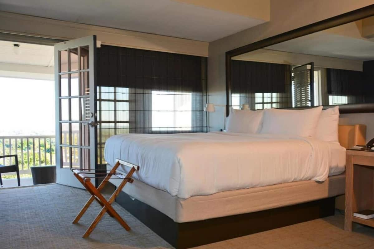 Premium bedding, in-room safe, free WiFi, bed sheets