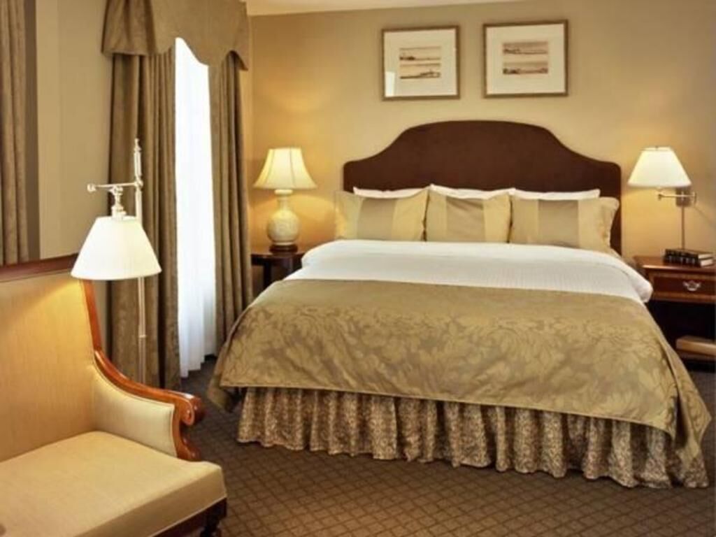 Premium bedding, in-room safe, free WiFi, bed sheets