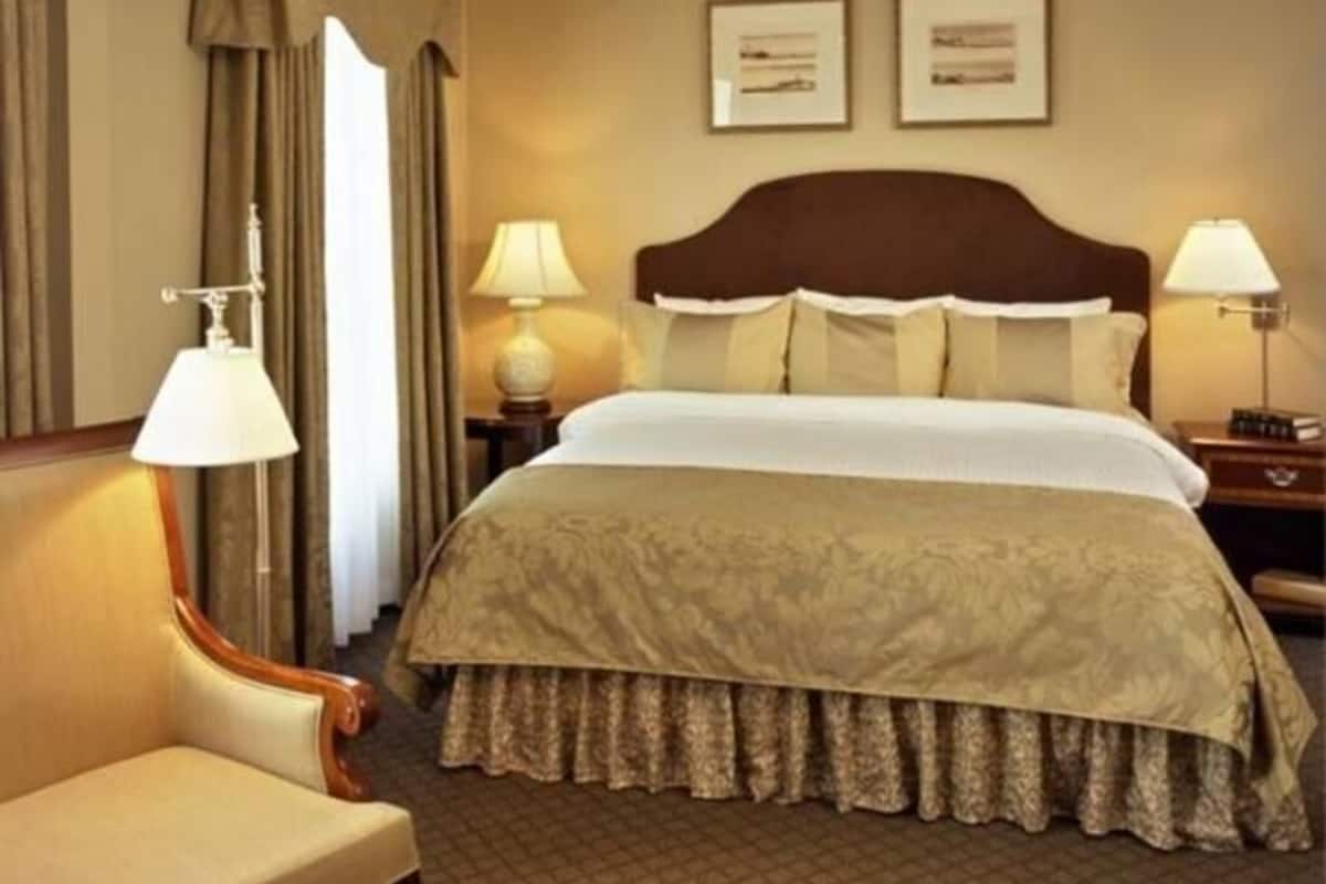 Premium bedding, in-room safe, free WiFi, bed sheets