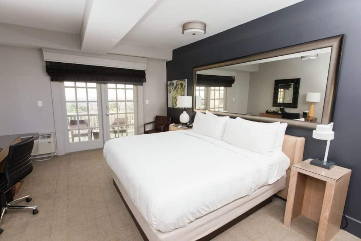 Premium bedding, in-room safe, free WiFi, bed sheets