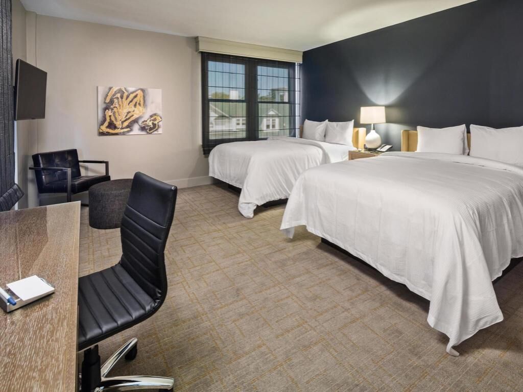 Premium bedding, in-room safe, free WiFi, bed sheets