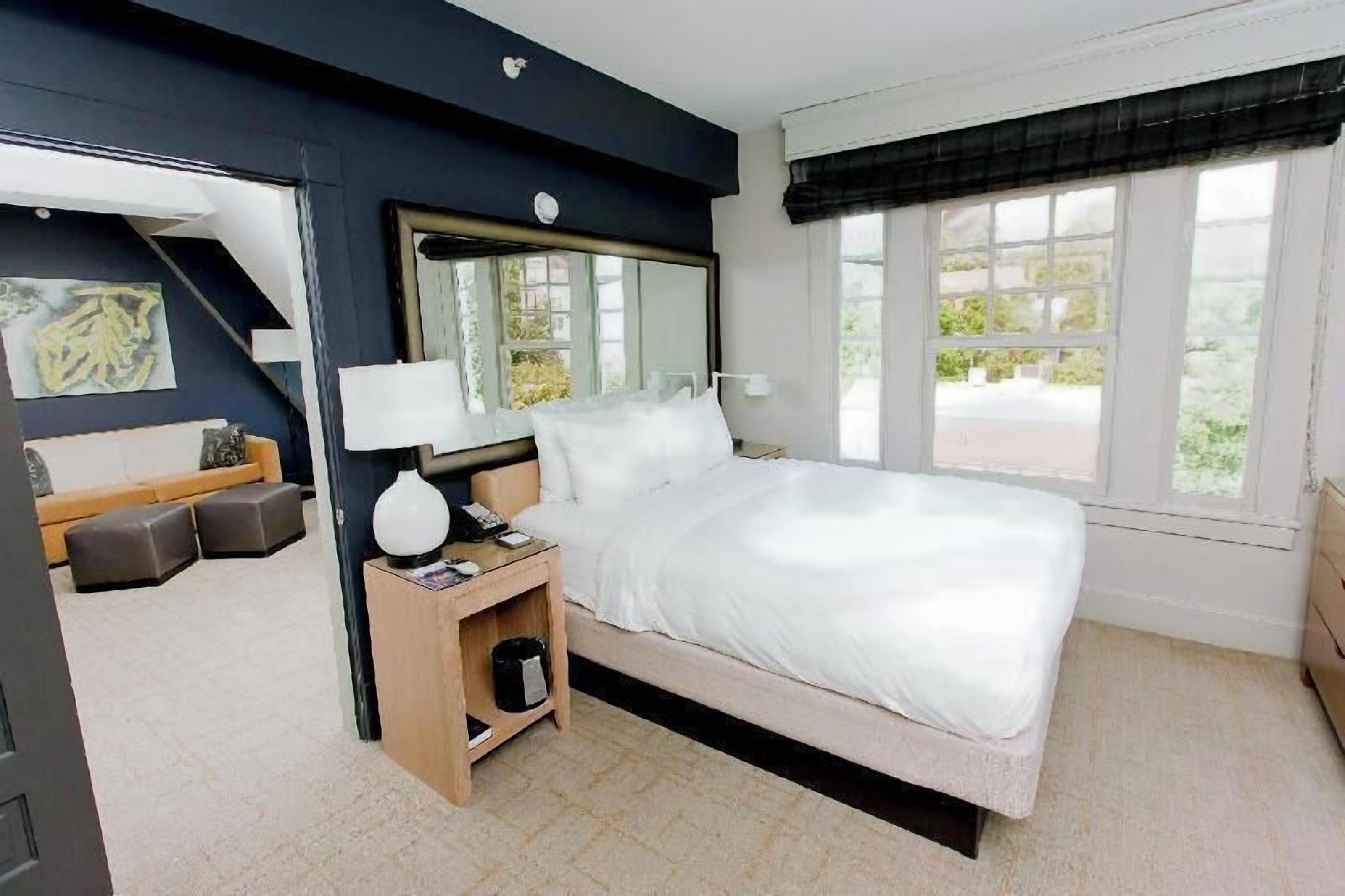 Premium bedding, in-room safe, free WiFi, bed sheets