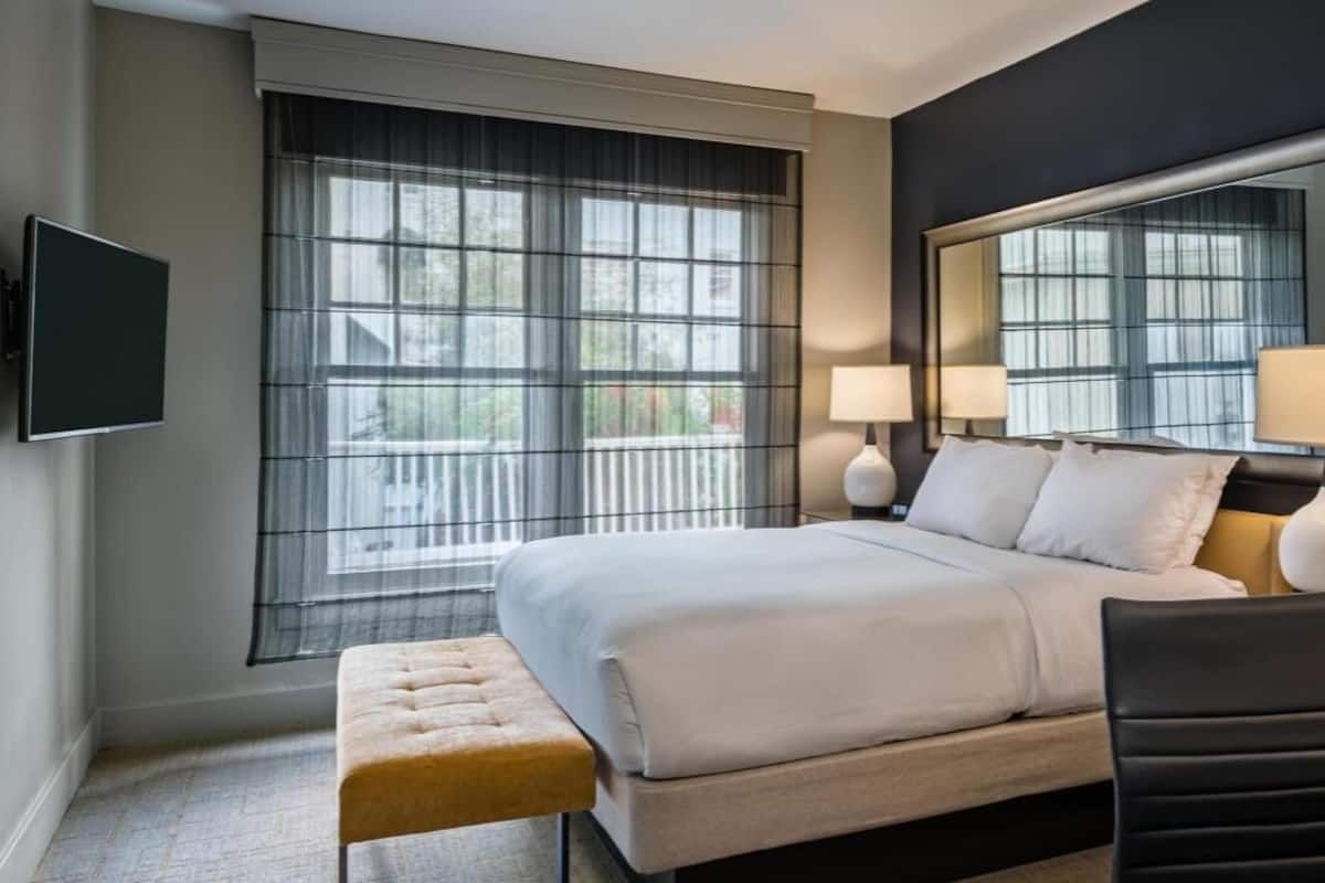 Premium bedding, in-room safe, free WiFi, bed sheets