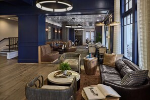 Phục vụ bữa trưa, món ăn mang phong cách miền nam
