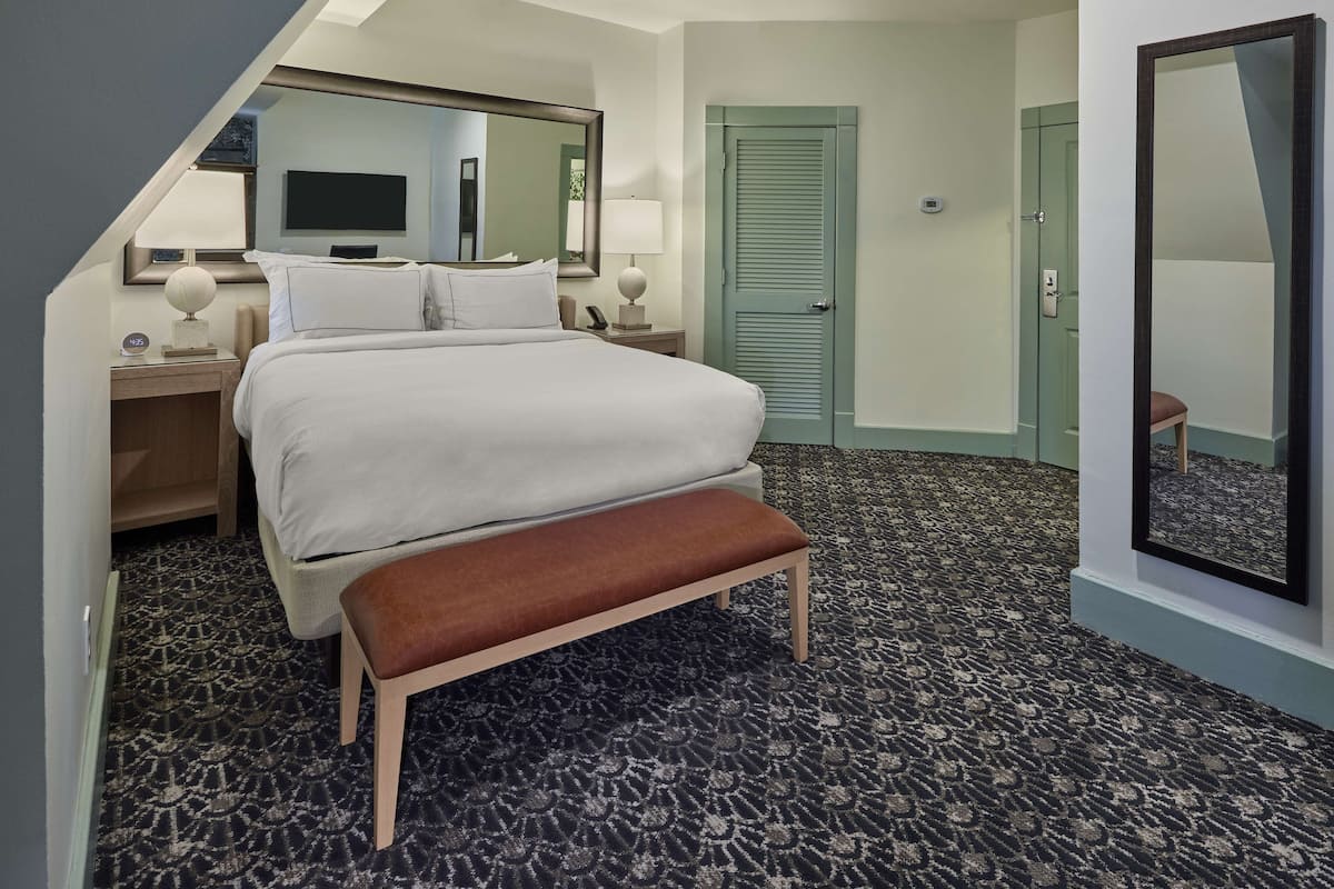 Premium bedding, in-room safe, free WiFi, bed sheets