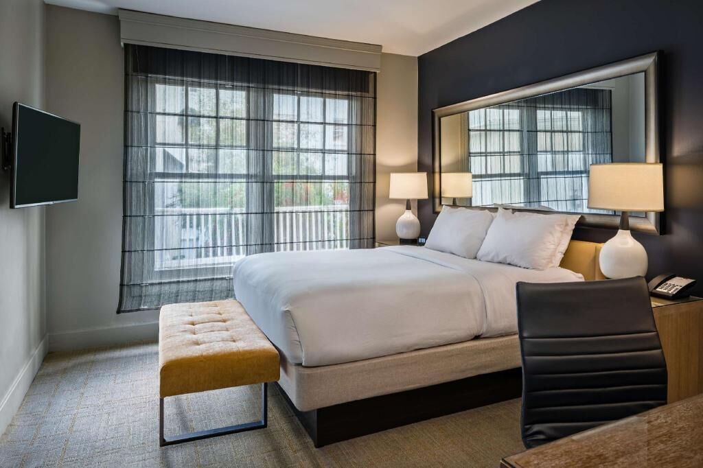 Premium bedding, in-room safe, free WiFi, bed sheets