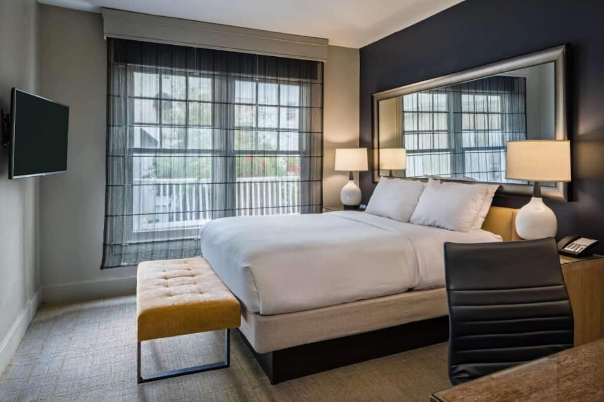 Premium bedding, in-room safe, free WiFi, bed sheets