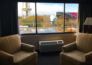 Habitación ejecutiva, 1 cama de matrimonio grande (Space Needle View) | Zona de estar | Televisión de pantalla plana de 32 pulgadas con canales por cable