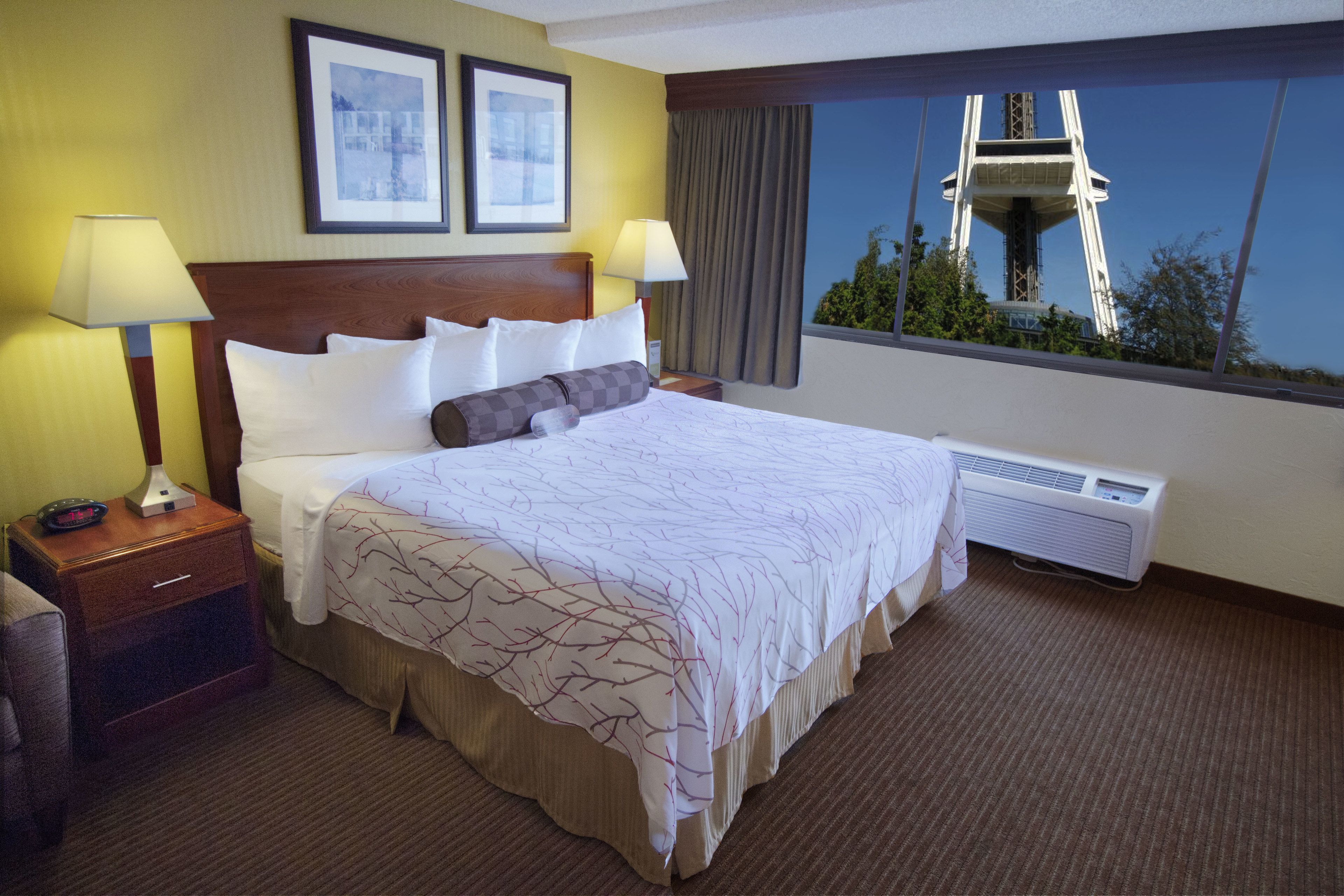 Executive Room, 1 King Bed (Space Needle View) | Pillow-top beds, in-room safe, desk, blackout curtains