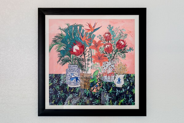 Une œuvre d’art encadrée représentant différents vases ornés de motifs floraux.