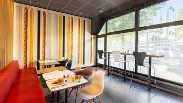 Escritorio, cortinas blackout, sistema de insonorización y wifi gratis