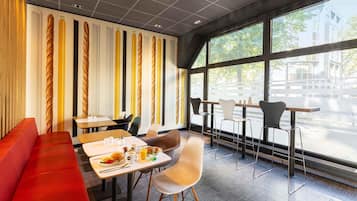 Escritorio, cortinas blackout, sistema de insonorización y wifi gratis