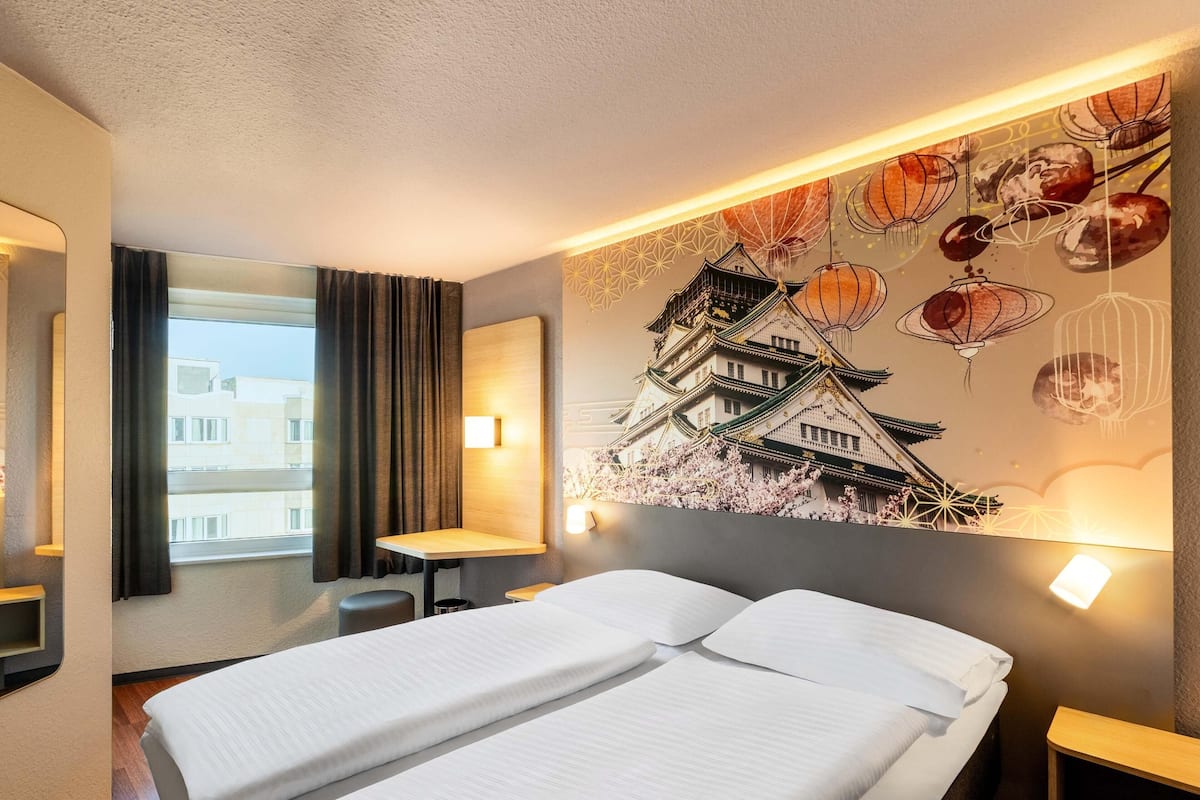 Escritorio, cortinas blackout, sistema de insonorización y wifi gratis